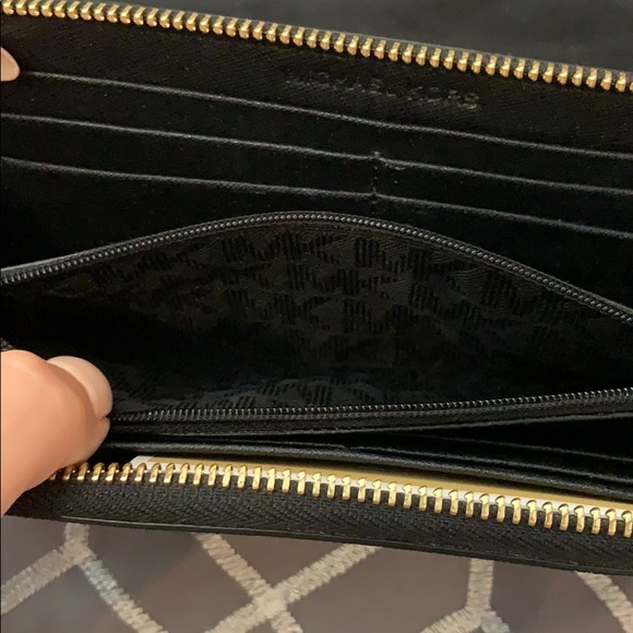 Michael Kors Jet Set Wallet - Picture 4 of 6